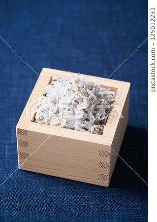 Boiled whitebait served in a masu box 125012231