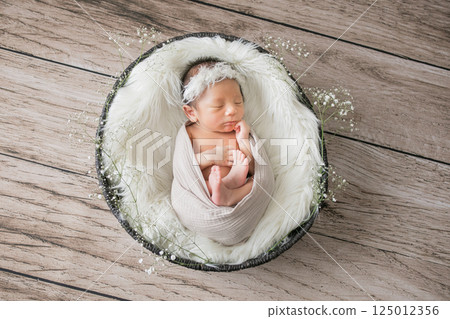 時尚的新生兒照片 125012356