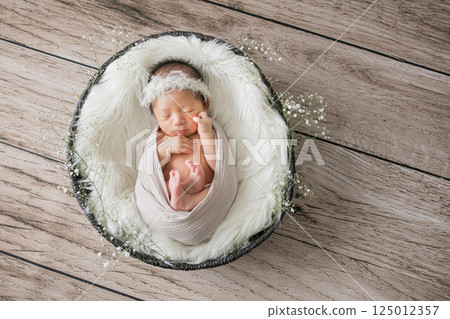 時尚的新生兒照片 125012357
