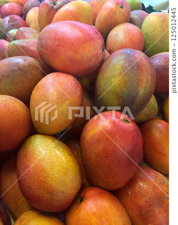 該銀行發布的城市貨架上成熟的芒果 該銀行發布的城市貨架上成熟的芒果 125012445