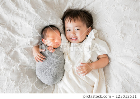 Cute siblings (Newborn photo) Cute siblings (Newborn photo) 125012511