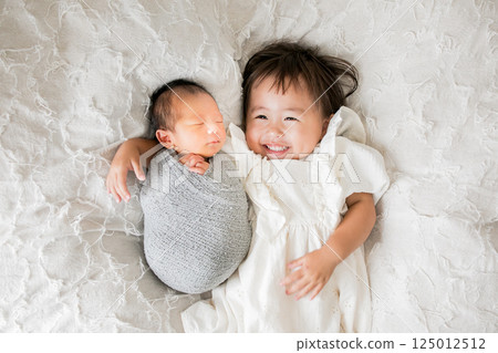 Cute siblings (Newborn photo) 125012512