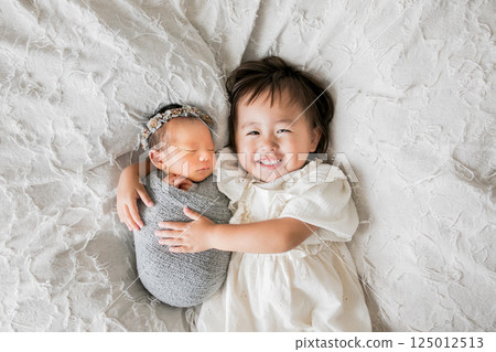 Cute siblings (Newborn photo) Cute siblings (Newborn photo) 125012513