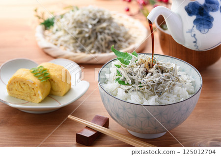 Dried small sardines and rice (small sardines and rice bowl) Dried small sardines and rice (small sardines and rice bowl) 125012704