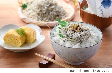Dried small sardines and rice (small sardines and rice bowl) Dried small sardines and rice (small sardines and rice bowl) 125012707