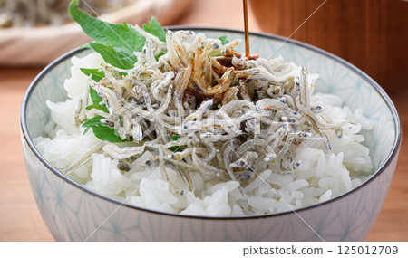 Dried small sardines and rice (small sardines and rice bowl) Dried small sardines and rice (small sardines and rice bowl) 125012709
