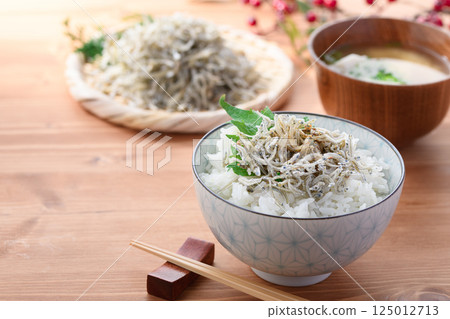Dried small sardines and rice (small sardines and rice bowl) Dried small sardines and rice (small sardines and rice bowl) 125012713