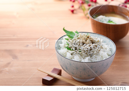 Dried small sardines and rice (small sardines and rice bowl) Dried small sardines and rice (small sardines and rice bowl) 125012715