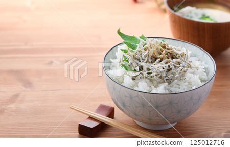 Dried small sardines and rice (small sardines and rice bowl) Dried small sardines and rice (small sardines and rice bowl) 125012716