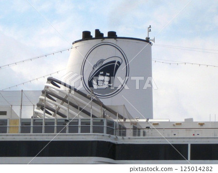 豪華遊輪「沃倫丹號」的煙囪標誌 125014282