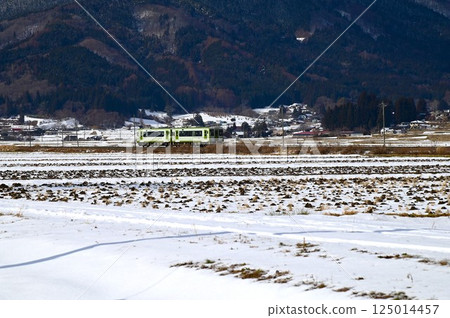 Kiha 100 series diesel car running on the Kamaishi Line (near Ayaori, Tono City) 125014457