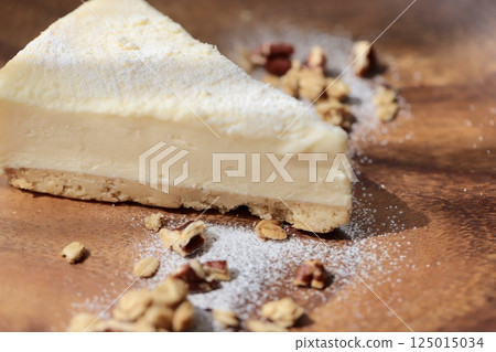 Cookie-bottomed cheesecake with granola 125015034