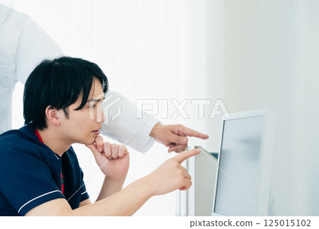 男醫生查看數據並討論 125015102