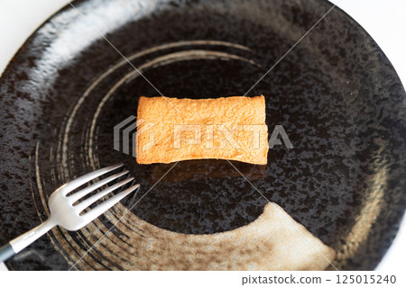 黑色盤子上的一份烘焙食品⑤ 125015240
