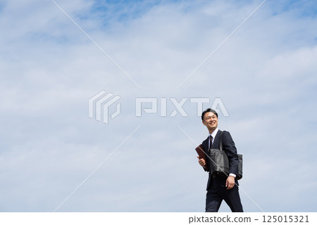 Walking businessman 125015321
