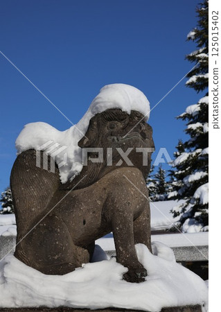 Snow-covered lion statues at a shrine 125015402