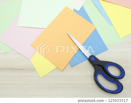 剪刀和彩色紙 125015517