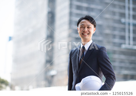 站在建築工地外的商人 125015526