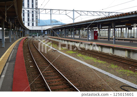 JR北海道函館本線,從函館站到大沼站的本地火車車窗景色(2023年夏季多雲) JR北海道函館本線,從函館站到大沼站的本地火車車窗景色(2023年夏季多雲) 125015601