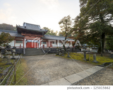 The gates of Tamukeyama Hachiman Shrine are closed. 125015662