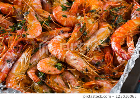 Baked shrimps with herbs 125016065