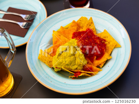 Nachos with guacamole sauce Nachos with guacamole sauce 125016230
