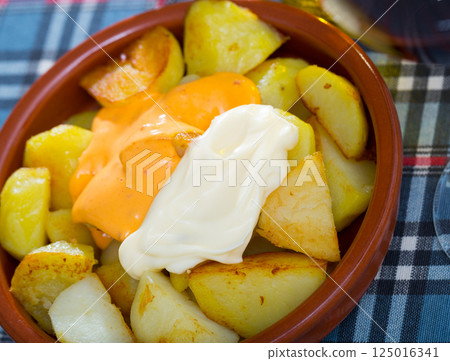 Patatas bravas in clay bowl 125016341