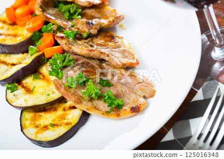 Grilled lamb chops with eggplant Grilled lamb chops with eggplant 125016348