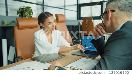 Businesswoman presenting infographic data on laptop 125016390