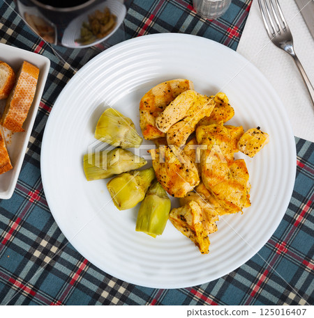 Grilled chicken fillet with artichokes 125016407