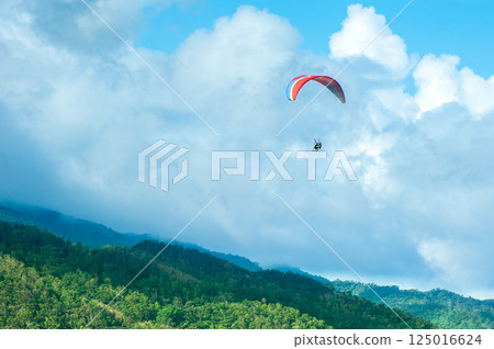 坐人書寫的飄逸傘，享受非凡刺激的飛翔感 125016624