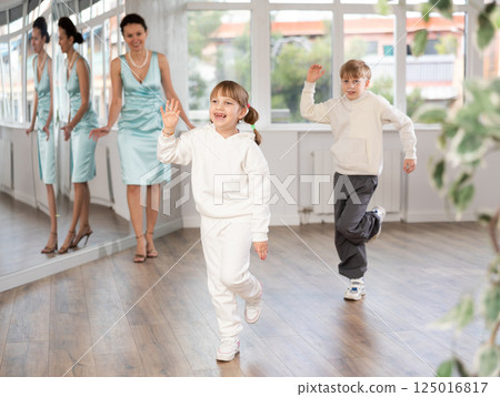 Boy and girl train to dance contemporary vigorous hip hop during classes. Boy and girl train to dance contemporary vigorous hip hop during classes. 125016817