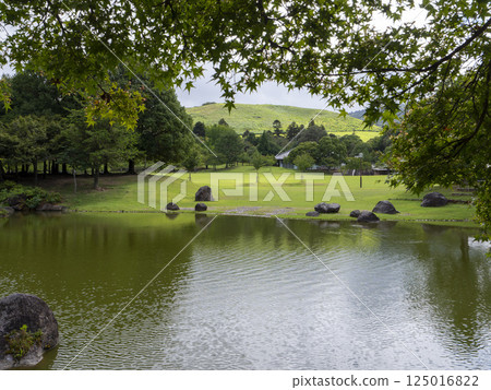 從奈良公園三社澤泉池眺望春日野庭園 從奈良公園三社澤泉池眺望春日野庭園 125016822