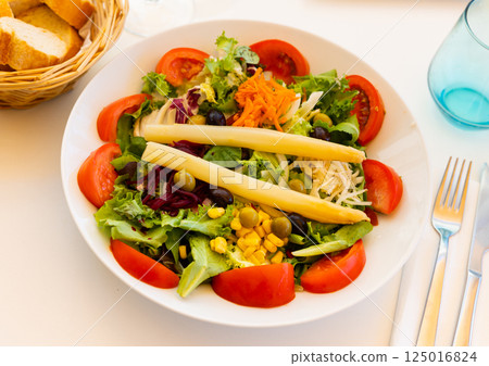 Traditional Spanish mixed salad, made from peas, corn, tomato, lettuce, olives, carrots, asparagus, onions Traditional Spanish mixed salad, made from peas, corn, tomato, lettuce, olives, carrots, asparagus, onions 125016824