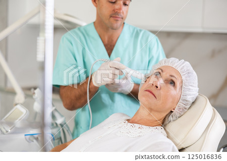 doctor uses RF lifting equipment doctor uses RF lifting equipment 125016836