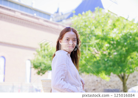 放鬆在庭院裡的小姐 125016884