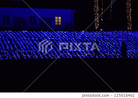 夜晚燈光亮起 夜晚燈光亮起 125018402