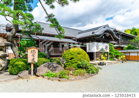 [東京] 豪德寺院內夏季綠意盎然，景色優美 125018415
