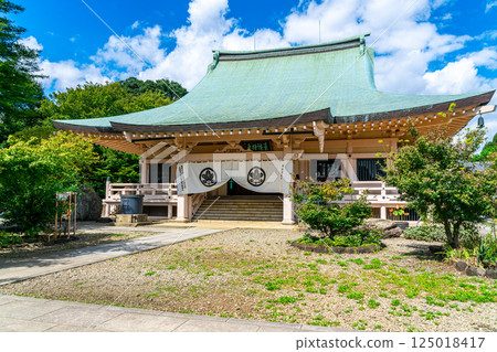 [Tokyo] The lecture hall of Gotokuji Temple under the refreshing blue summer sky 125018417