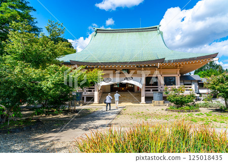 [Tokyo] The lecture hall of Gotokuji Temple under the refreshing blue summer sky 125018435