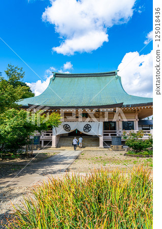 [Tokyo] The lecture hall of Gotokuji Temple under the refreshing blue summer sky 125018436