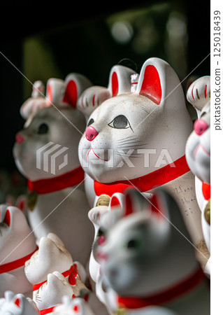 [Tokyo] Gotokuji Temple - a spectacular sight with its many maneki-neko (beckoning cats) 125018439