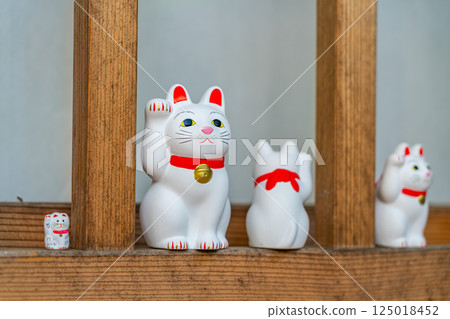 [Tokyo] Gotokuji Temple - a spectacular sight with its many maneki-neko (beckoning cats) 125018452