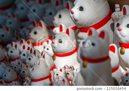 [Tokyo] Gotokuji Temple - a spectacular sight with its many maneki-neko (beckoning cats) 125018454
