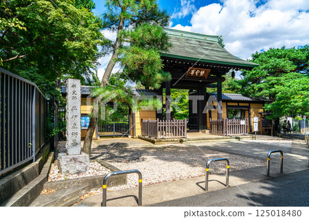 [Tokyo] Gotokuji Temple's mountain gate is beautiful in summer greenery 125018480