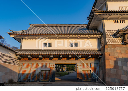 (Ishikawa Prefecture) Kanazawa Castle, Hashizume Gate, early morning 125018757