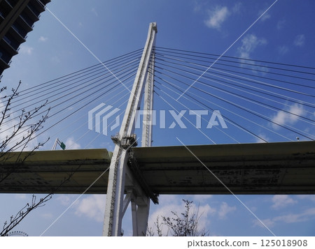 從正下方看到的天保山大橋 從正下方看到的天保山大橋 125018908