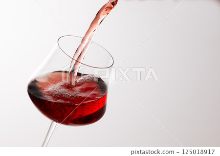 將紅酒倒入玻璃杯中 125018917