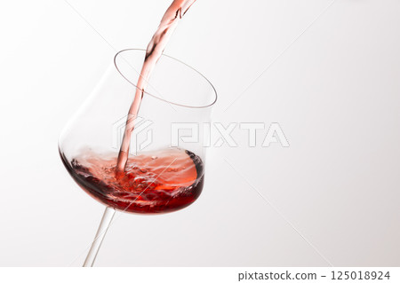 將紅酒倒入玻璃杯中 將紅酒倒入玻璃杯中 125018924