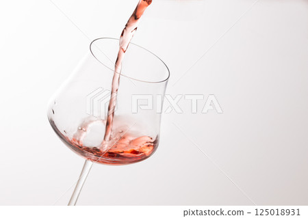 將紅酒倒入玻璃杯中 125018931